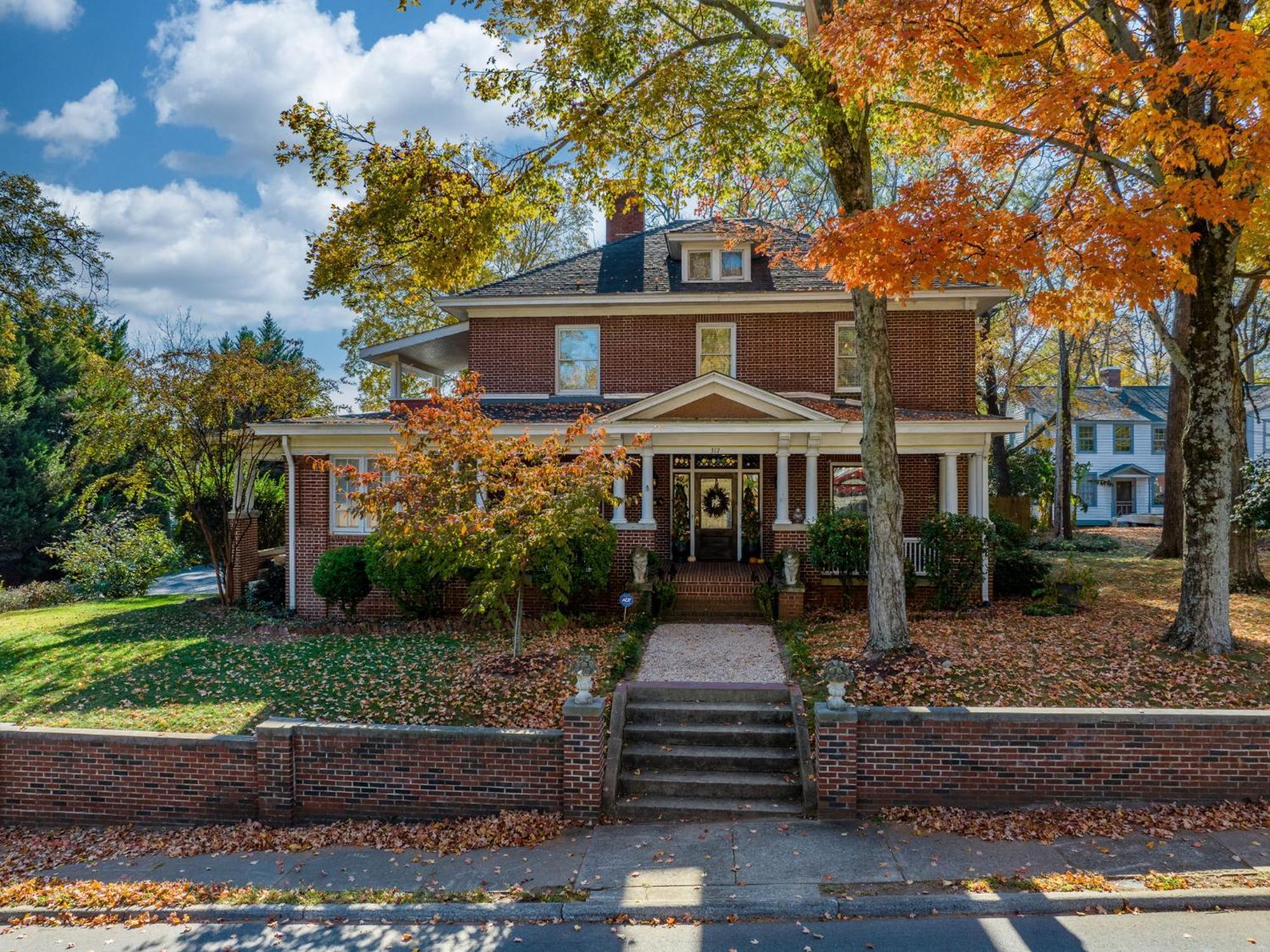 The Inn On Front Street Statesville Exterior photo