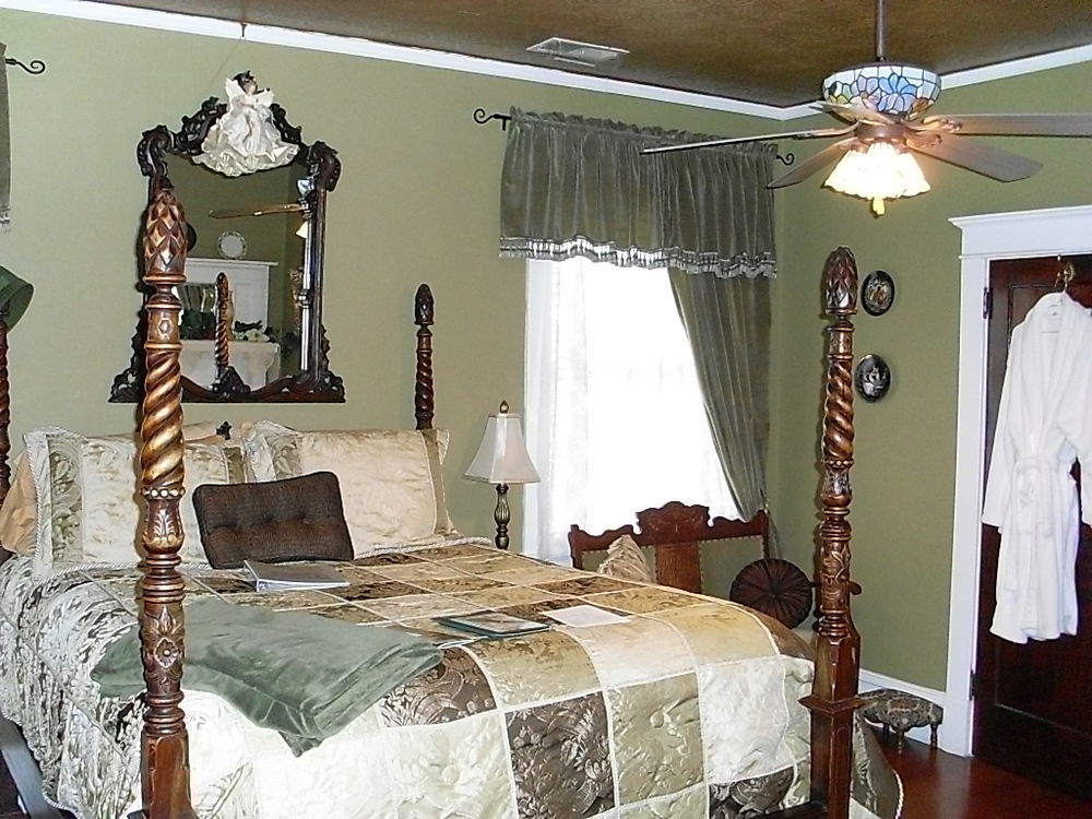 The Inn On Front Street Statesville Exterior photo